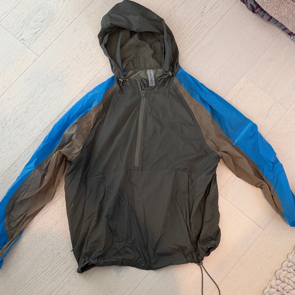 Outdoor Voices Black and Blue Rain Jacket - Size Small